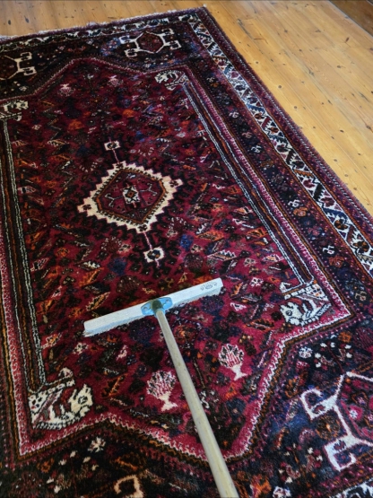 Grooming if Persian rug woth acidic rinsing agent